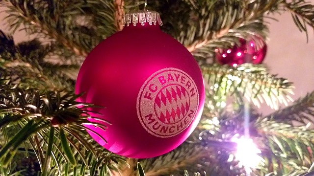 再次发威,勇士球迷对斯蒂芬库里疯狂的12个三分球爆发做出反应.